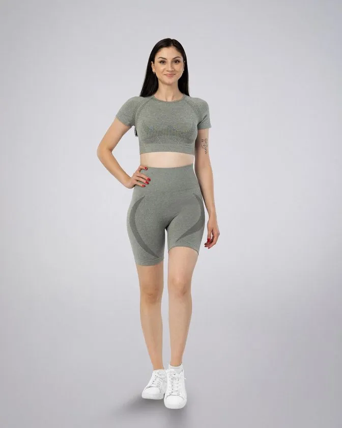 Tops deportivos y pantalón cortos de mujer